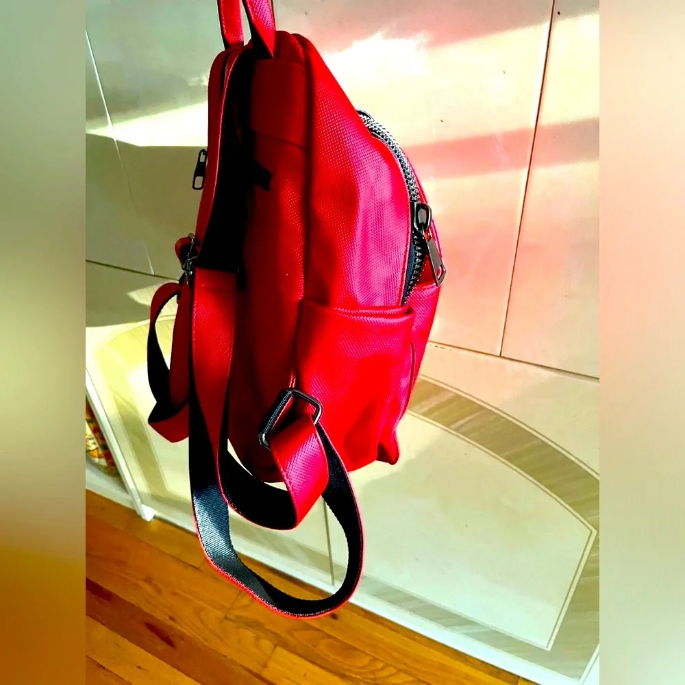 ARMISE GOLD elegant design red and black backpack.